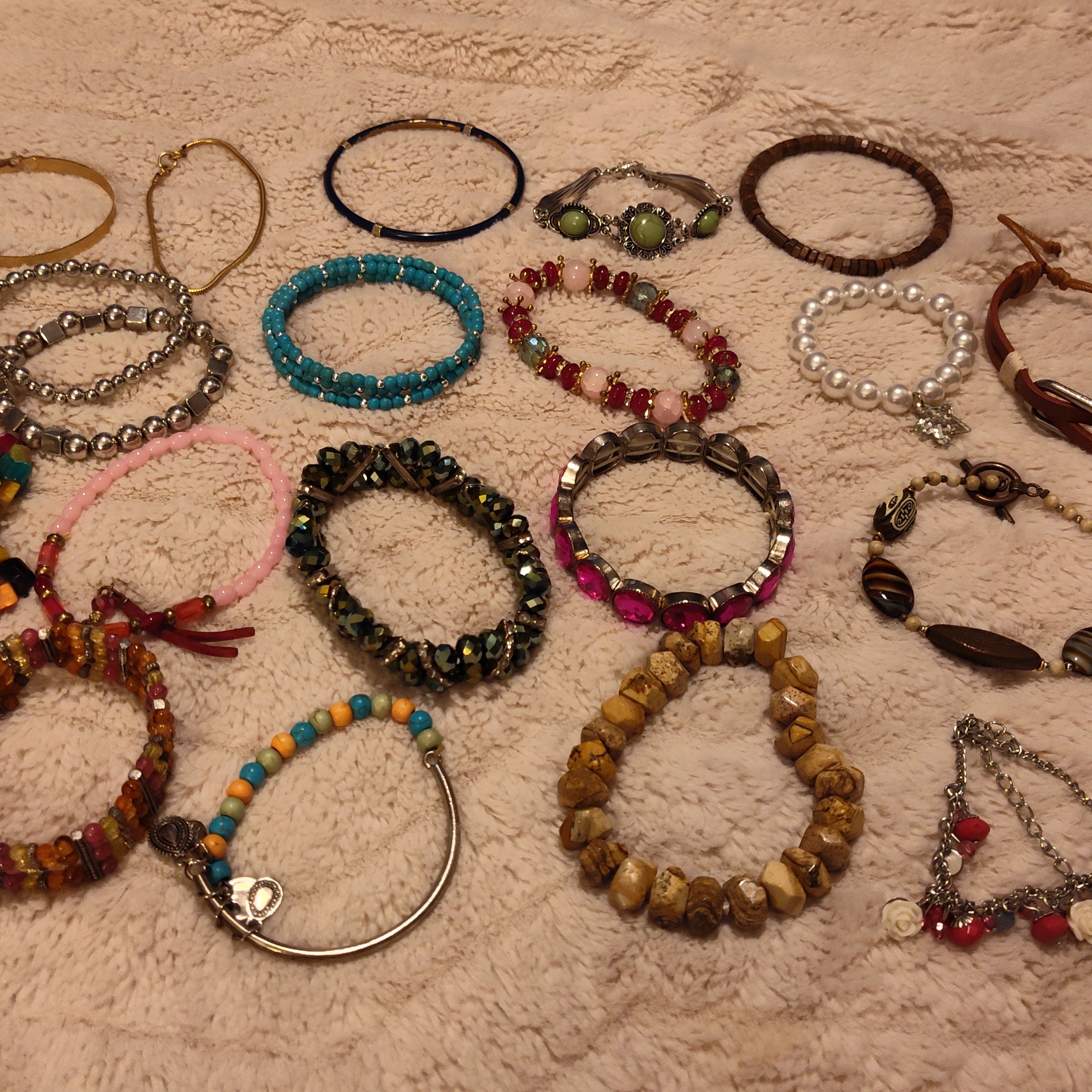 Vintage Womens Beaded Bracelet Bundle 25ct 35$